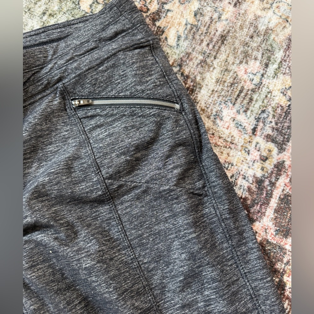 Athleta Charcoal Marled Performance capri pants